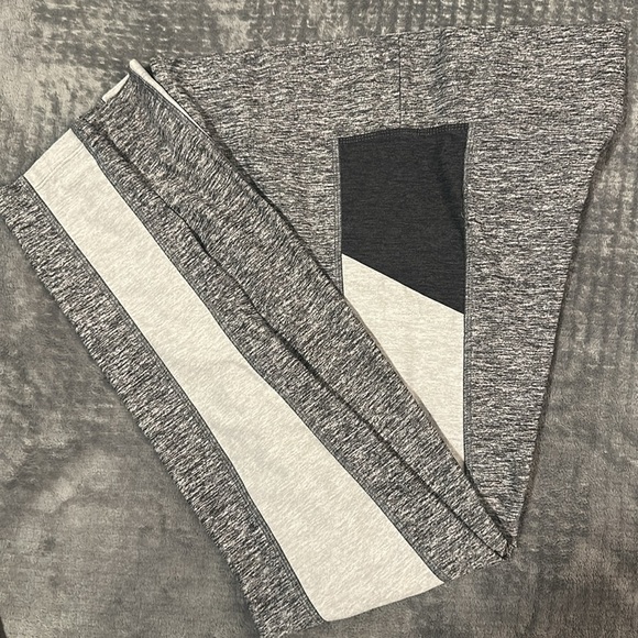 Pink Ultimate Grey Leggings Sz. MD Highrise - Picture 6 of 6